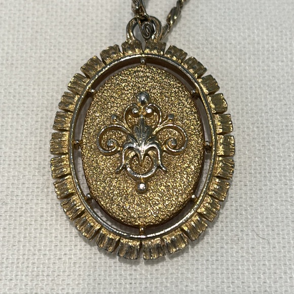 💛🤍 Vintage Cameo Pendant in Gold Tone Setting and Chain - Picture 3 of 3